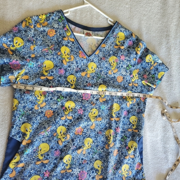 Looney Tunes Scrub Top Tweety Bird Blue Size Appx. Medium Pediatric School Nurse - Picture 7 of 7
